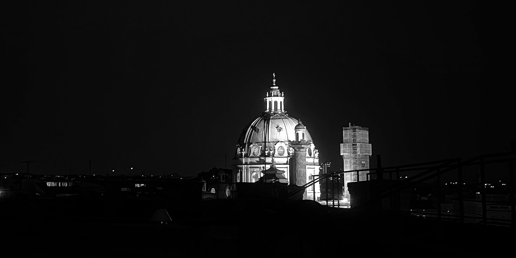 La cúpula de la Karlskirche de Viena, de noche. Foto de Juan Felipe