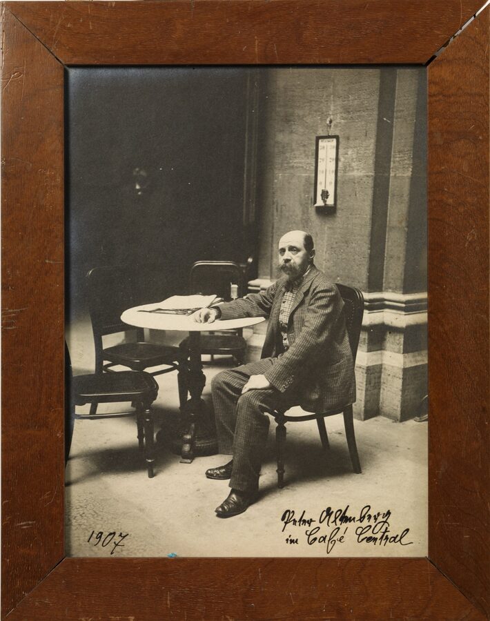 Peter Altenberg en el Café Central de Viena, 1907